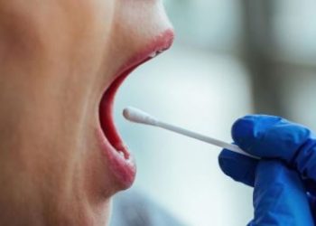 REVOLUÇÃO MÉDICA! Estudo da USP detecta ALZHEIMER 20 ANOS ANTES dos sintomas… PELA SALIVA!