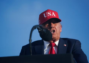 TRUMP AMEAÇA o BRICS e o Brasil com TARIFA EXTRA de 10%!