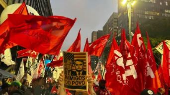 Protesto contra tarifa de Trump e “super-ricos” na Avenida em SP. Boulos manda recado ao presidente dos EUA: “Brasil não é república das bananas!”
