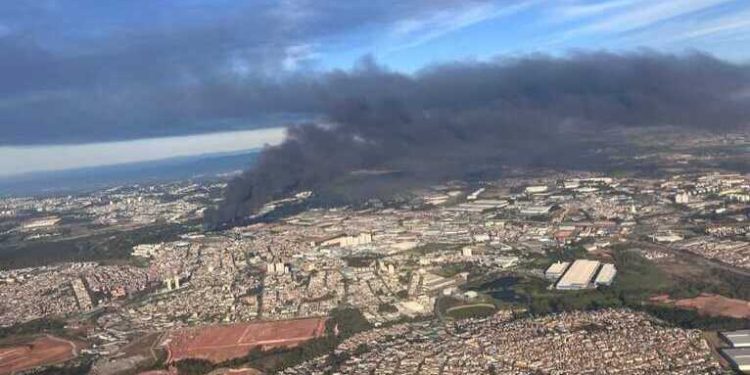 Incêndio Assusta em Guarulhos e Fumaça é Vista a 30km de Distância, neste sábado!