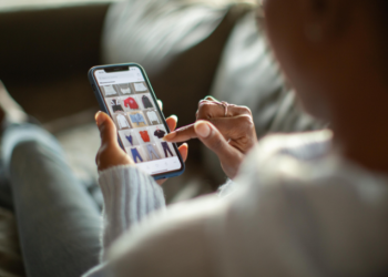 COMPRAS na MADRUGADA: Mais da metade dos brasileiros compra ONLINE à noite, diz pesquisa!