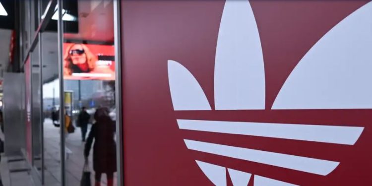 México acusa ADIDAS de apropriação cultural por sandália!