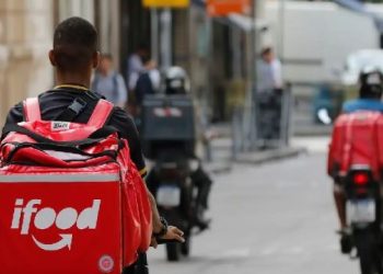 Entregadores e motoristas de aplicativo trabalham mais e GANHAM MENOS!