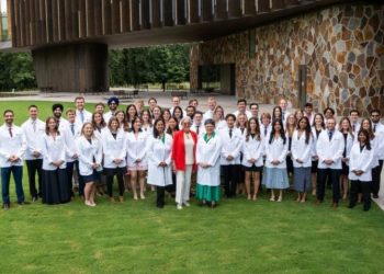 A mulher mais rica do mundo inaugura faculdade de MEDICINA para formar médicos com EMPATIA!