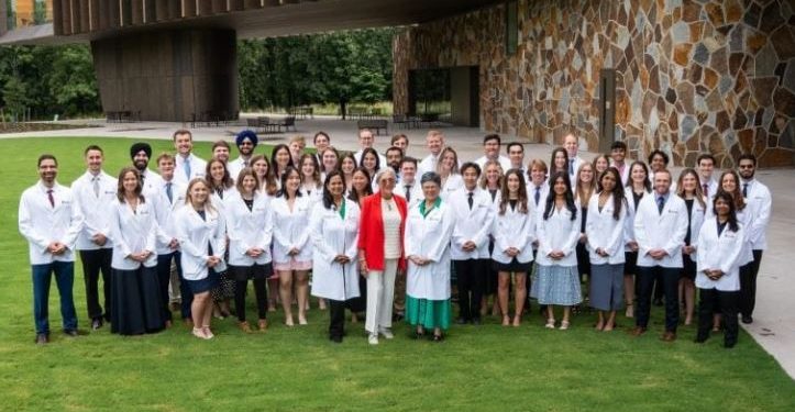 A mulher mais rica do mundo inaugura faculdade de MEDICINA para formar médicos com EMPATIA!