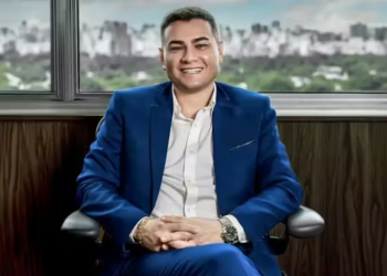 Bebê resgatado do LIXO por família humilde vira MILIONÁRIO com empresa de R$ 220 MILHÕES!