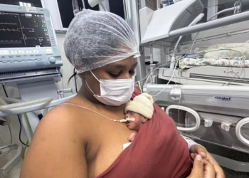 SURPRESA EM QUADRÚPLOS! Jovem de 23 anos precisa de ajuda para criar 4 bebês e hospital faz VAQUINHA!