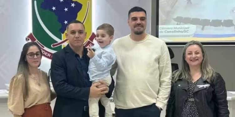 Bombeiro SALVA criança de 3 anos engasgada em creche e recebe HOMENAGEM!