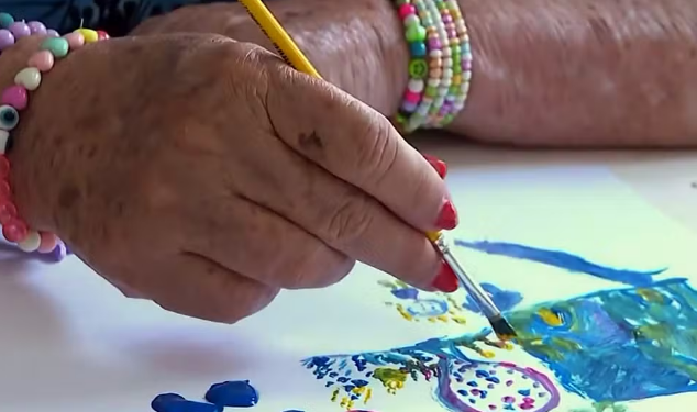 SONHOS SEM IDADE! Projeto em Minas Gerais leva arte e alegria a idosos e TRANSFORMA abrigo em “universidade da felicidade”!