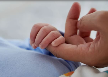 Bebê que teve embrião congelado por 30 anos NASCE e surpreende o mundo!