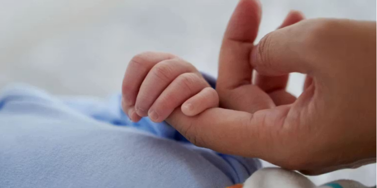 Bebê que teve embrião congelado por 30 anos NASCE e surpreende o mundo!