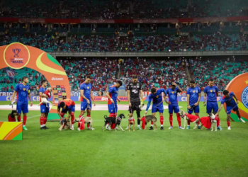 FUTEBOL e SOLIDARIEDADE: Jogadores do Bahia ENTRAM em campo com CÃES para incentivar adoção!