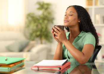 5 MINUTOS de mindfulness por dia podem BLINDAR sua mente contra o estresse do trabalho!