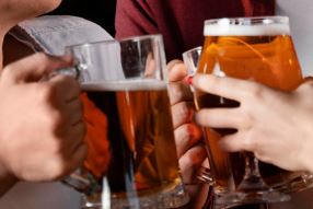 Consumo de álcool nos EUA atinge menor nível da HISTÓRIA com ALERTA de riscos à saúde!