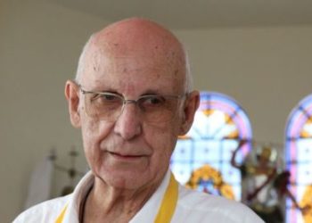 Padre Júlio Lancellotti inaugura biblioteca para a população em situação de rua em SP!