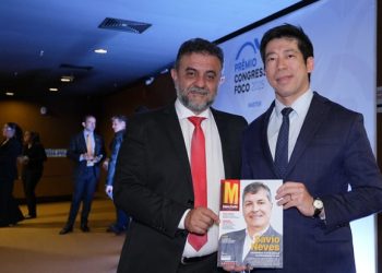 Thomas Law brilha no Prêmio Congresso em Foco 2025 e entrega troféu de Inovação e Tecnologia
