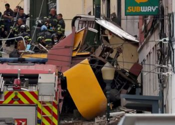 TRAGÉDIA EM LISBOA: Bondinho descarrila e tomba, deixando 15 MORTOS e 23 FERIDOS!
