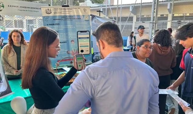 GÊNIOS da INOVAÇÃO! Alunos de escola pública de SP criam app que SALVA VIDAS em emergências cardíacas!