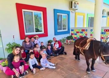 TRADIÇÃO GAÚCHA! Crianças vão de pônei à escola para celebrar Mês Farroupilha no RS!