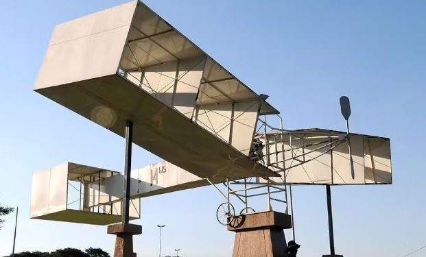 SANTOS DUMONT DE VOLTA! Réplica do 14-Bis volta à praça em SP após quase 2 anos!