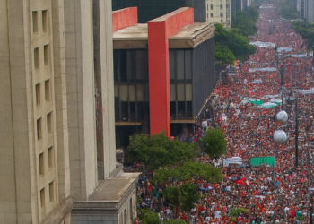 Manifestação reúne mais de 40 mil pessoas na Avenida Paulista em São Paulo em protesto contra a PEC da Blindagem e o PL da Anistia