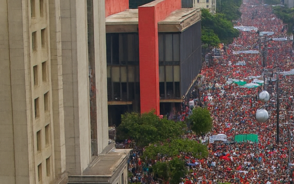 Manifestação reúne mais de 40 mil pessoas na Avenida Paulista em São Paulo em protesto contra a PEC da Blindagem e o PL da Anistia
