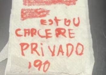 SOCORRO no PAPEL HIGIÊNICO! Funcionário encontra bilhete e salva mulher mantida em ‘cárcere privado’ pelo namorado!
