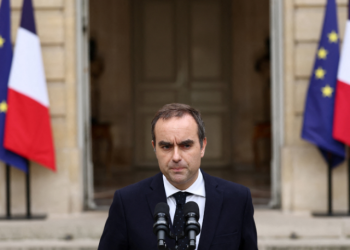 CRISE POLÍTICA GIGANTE! Premiê da França RENUNCIA HORAS após tomar posse e aprofunda crise no governo Macron!
