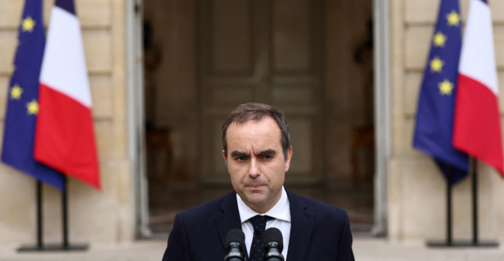 CRISE POLÍTICA GIGANTE! Premiê da França RENUNCIA HORAS após tomar posse e aprofunda crise no governo Macron!