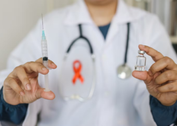 REVOLUÇÃO contra o HIV: PrEP injetável chega ao Brasil, mas o ALTO CUSTO limita o acesso público!
