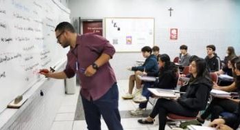 TEMPO PERDIDO: Professores brasileiros perdem 21% do tempo de aula para manter a DISCIPLINA!
