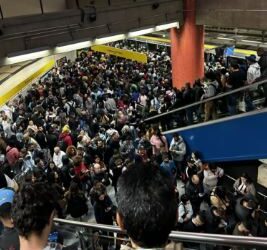 CAOS na LINHA AMARELA! Falha no sistema PARALISA trens e deixa passageiros uma HORA esperando ônibus do PAESE!