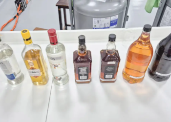 Fábrica clandestina de bebidas usava etanol adulterado de postos