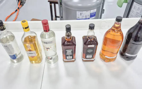 Fábrica clandestina de bebidas usava etanol adulterado de postos