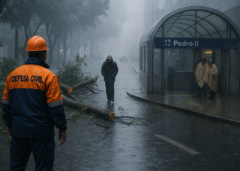 🌧️ Temporal deixa rastro de destruição no litoral e causa frio na capital paulista