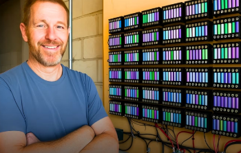 AUTONOMIA ENERGÉTICA! Homem mantém energia da casa por 8 ANOS usando MIL baterias de laptop recicladas!