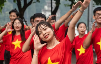 UM DÓLAR POR DIA! Geração Z da China viraliza nas redes ao ensinar a cozinhar duas refeições por R$ 5,20 e expõe CRISE de EMPREGO!