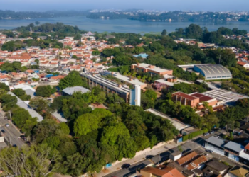 ABISMO SOCIAL EM PONTES! Escolas de elite e pública derrubam MURO em SP com aulas gratuitas de ALEMÃO e estágios!