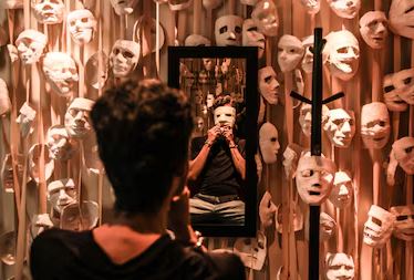 CONFRONTO INTERNO! Exposição no MIS transforma conceitos de JUNG em experiência imersiva sobre Sombra, Persona e Solidão!