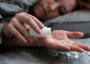 CRUELDADE SILENCIOSA! Uso irregular de ZOLPIDEM vira crise de SAÚDE PÚBLICA, e médicos propõem NOVA DIRETRIZ contra o abuso!
