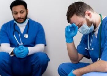 ‘MÉDICO DOENTE’! Seis em cada dez médicos relatam insatisfação com a própria SAÚDE e urgem por proteção contra a sobrecarga!