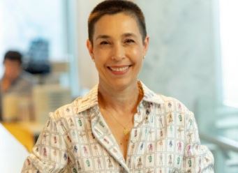 LIDERANÇA FEMINISTA! CEO da Roche Brasil, Lorice Scalise, cobra equidade salarial, revisão de papéis de gênero e usa Ailton Krenak para criar novo modelo!