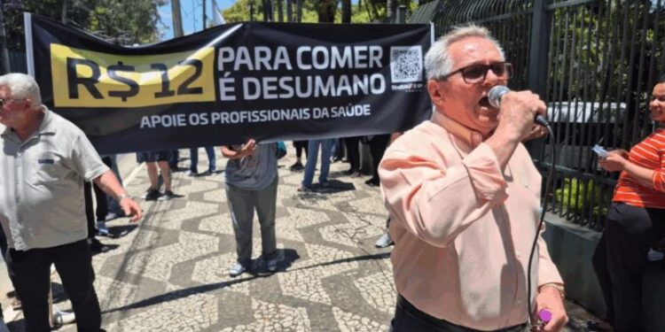 ‘FALTA DE RESPEITO’! Servidores da Saúde fecham Av. Morumbi em protesto contra Tarcísio por BONIFICAÇÃO ATRASADA!