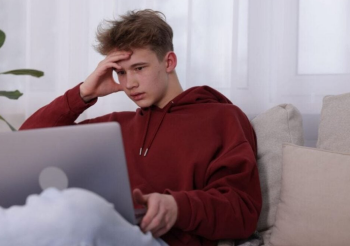 O PARADOXO DA CONEXÃO: Jovens de 20 anos são a geração mais solitária do mundo moderno, revela estudo!