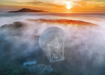 MISTÉRIO NA BORDA DA GALÁXIA! Cientistas detectam pulso de rádio recordista que atinge a Terra a cada 174 minutos!