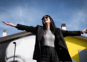 VÍCIO DOENTIO! Laura Pausini abandona redes sociais e muda número de telefone para preservar SAÚDE MENTAL!