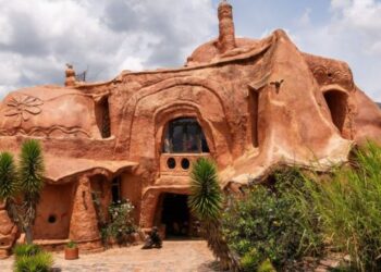 ARTE DA TERRA! Conheça a ‘Maior Casa de Barro do Mundo’: uma escultura viva de $500. construída na Colômbia sem ferro nem concreto!