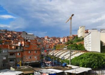 INFERNO URBANO! Favelas de São Paulo atingem 45°C e expõem a DESIGUALDADE AMBIENTAL no coração da metrópole!