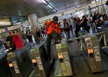 ACESSO TOTAL, DESAFIO HUMANO! Metrô de SP tem 100% das estações acessíveis, mas comportamento de passageiros é o novo obstáculo!