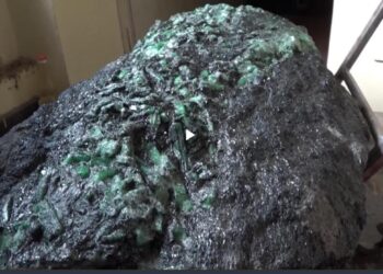 💎💚 SURTO COLETIVO EM MADAGASCAR: Presidente Encontra PEDRA PRECIOSA de 300 KG Dentro do Palácio!